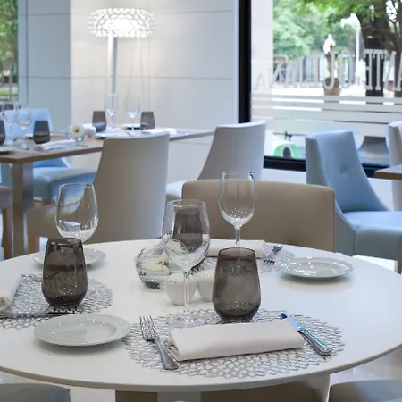 Nh Canciller Ayala Hotel 4*