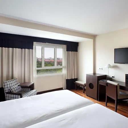 Nh Canciller Ayala Hotel 4*