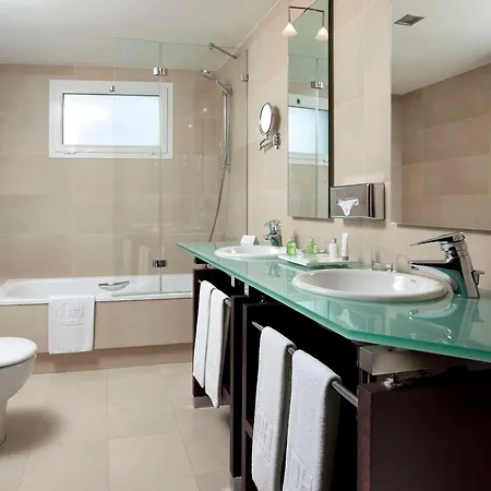 Nh Canciller Ayala Hotel 4*