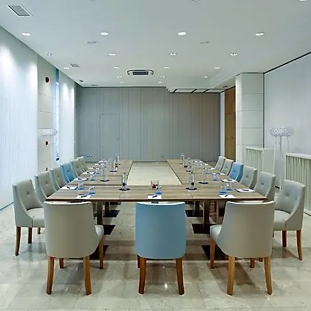 Nh Canciller Ayala Hotel 4*