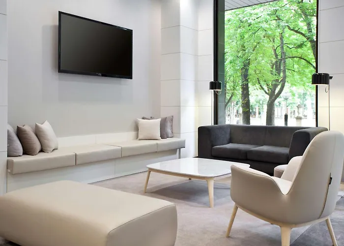 Nh Canciller Ayala Hotel 4*